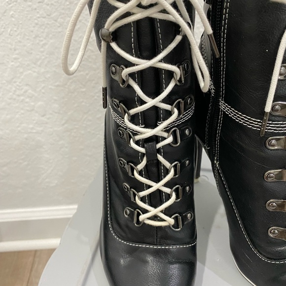 ⬇️PRICE⬇️
Mix No. 6 - Black White Laced Bootie - size 7 - Picture 2 of 10